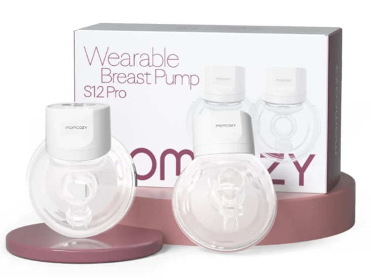 Momcozy S12 Pro型可穿戴式免手操作吸奶器，配有柔软的双层贴合结构，具备3种工作模式、9档强度调节功能，为白色款式。