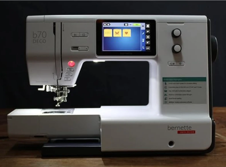 Bernette B70装饰缝纫机，配有刺绣套件，5英寸液晶显示屏，208种图案，3个针环、线轴、针具、穿线器、扩展工作台以及LED灯；还配有专业压脚，非常适合用于拼布制作。